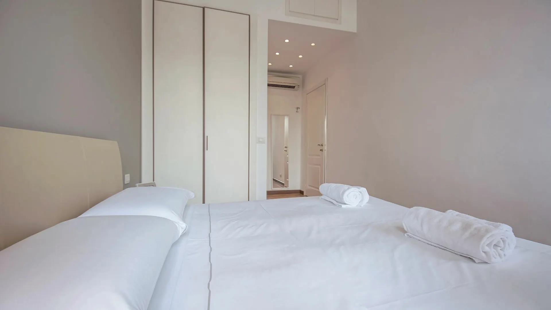 Apartment Xxv Aprile Milan